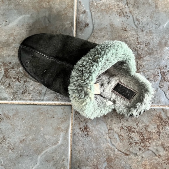 UGG Men Black Scuff Leather Slipper - Picture 2 of 5